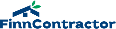 FinnContractorin logo, jossa tyylitelty sininen talon katto, jonka huipulta nousee kaksi vihreää lehteä. Teksti "FinnContractor" on kirjoitettu lihavoituin sinisillä kirjaimilla grafiikan viereen.