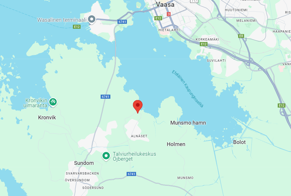 Kartta, jossa näkyy Vaasan seutu Suomessa, jonka keskellä on punainen paikkamerkki Alnäsin lähellä. Tiet E12 ja 6741 näkyvät sekä lähialueet Sundom, Talvuriheilukeskus Öjberget ja Kronvik. Vesistöjä ympäröi myös joitain kartan osia.